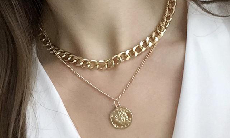 Bạn n&ecirc;n dựa v&agrave;o d&aacute;ng cổ, d&aacute;ng người, phong c&aacute;ch trang phục,...để lựa chọn d&acirc;y chuyền ph&ugrave; hợp